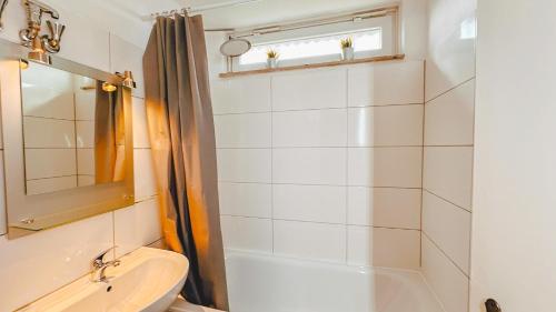 Koupelna v ubytování Monteurwohnung mit Balkon und Wohnzimmer