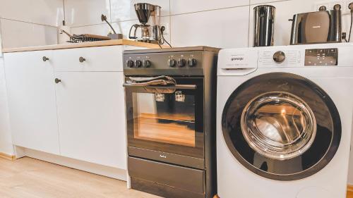 Kuchyň nebo kuchyňský kout v ubytování Monteurwohnung mit Balkon und Wohnzimmer