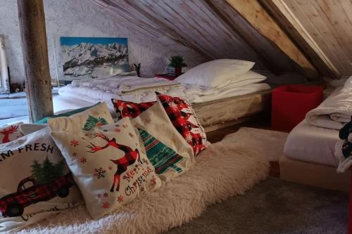 une chambre mansardée avec deux lits avec des oreillers de Noël dans l'établissement Maison de montagne 2 à 8 couchages proche Barcelonette, à Condamine-Châtelard