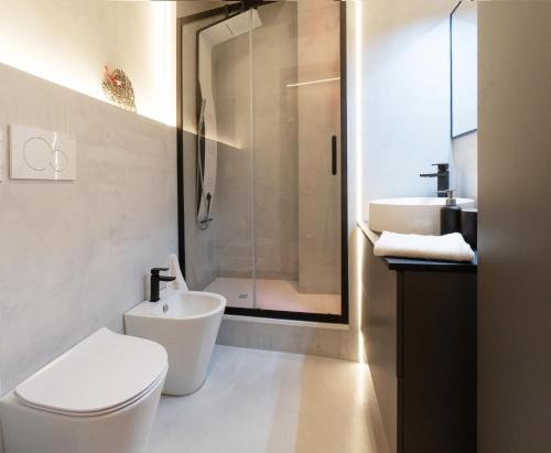 W łazience znajduje się toaleta, umywalka i prysznic. w obiekcie Top Floor Aparthotel Bentivoglio w Katanii