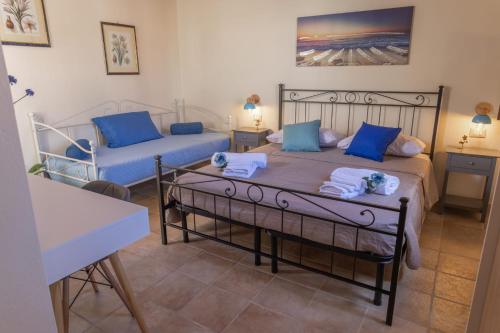 a bedroom with two beds and a couch at B&B Città Regia in Iglesias