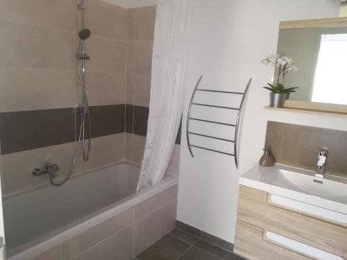 une salle de bain avec une baignoire et un lavabo dans l'établissement La maison des Cigales, à Montferrier-sur-Lez