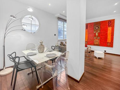une salle à manger avec une table et des chaises dans l'établissement La Perle de Cannes, à Cannes