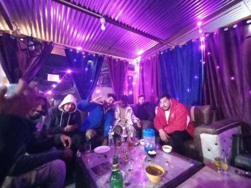 een groep mensen in een kamer met paarse lichten bij RIGVEDA Bir Billing in Bir