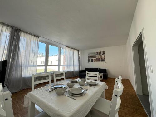a dining room with a white table and chairs at Ruhrgebiet-Apartments in Duisburg Stadtmitte in Duisburg