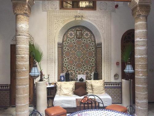 une chambre avec un grand mur ornemental dans un bâtiment dans l'établissement Riad Marhaba, à Rabat