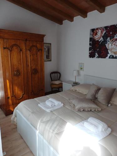 sypialnia z dużym białym łóżkiem z 2 ręcznikami w obiekcie Casa Vacanze Ada w mieście Fiesole
