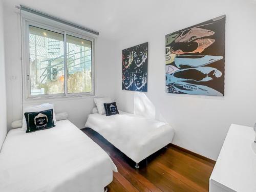 une chambre avec deux lits et une fenêtre dans l'établissement La Perle de Cannes, à Cannes