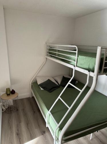 Ένα ή περισσότερα κρεβάτια σε δωμάτιο στο Appartement les pieds dans l’eau !