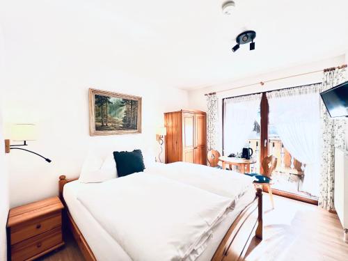 Katil atau katil-katil dalam bilik di Schwarzwald-Hotel Kraeutle