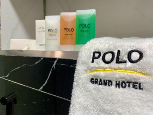 stos białych ręczników na blacie z produktami w obiekcie Polo Grand Hotel w mieście Maiduguri