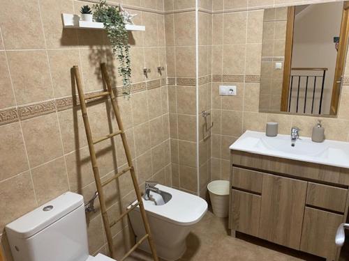 Bilik mandi di ENCANTADORA CASA CON PISCINA A 5 MIN PLAYA WIFI