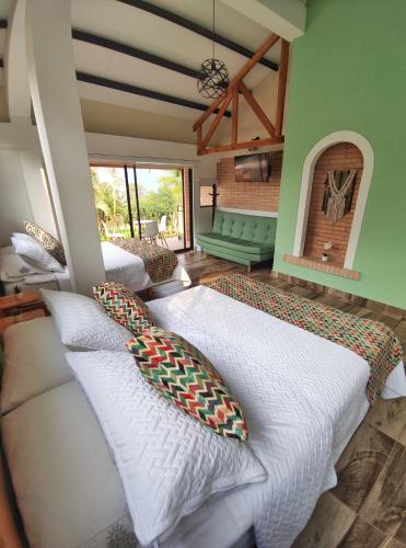 ein Schlafzimmer mit zwei Betten mit Kissen in der Unterkunft La Cabaña Miraflores in Miraflores