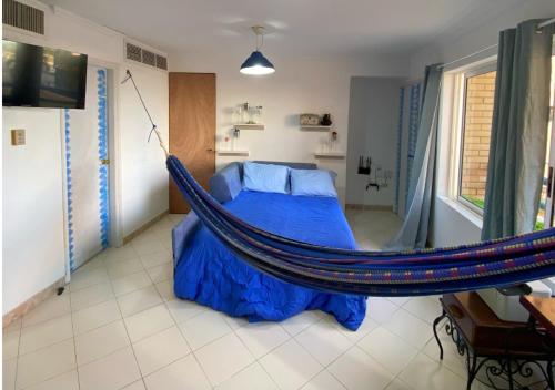 Una habitación con una hamaca en un dormitorio en Miramar en Porlamar