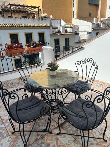 a patio table and chairs on a balcony at San Fernando 33 in Córdoba