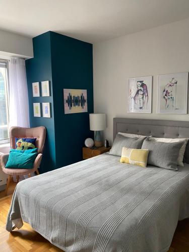 ein Schlafzimmer mit einem großen Bett und einem Stuhl in der Unterkunft Midtown Manhattan at its best! in New York