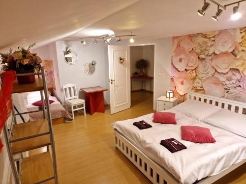 ヴィスワにあるŚwierkowy Domek Wisłaのベッドルーム1室(ベッド1台付)、花の壁