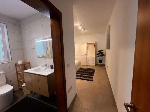 y baño con lavabo y aseo. en The Willows apartment nr. 3, en Is-Swieqi