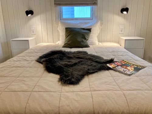 una manta peluda en una cama en un dormitorio en Nordic Relax House - WoodHouse en Sjöbo