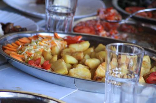ein Tablett mit Lebensmitteln mit Karotten und anderen Lebensmitteln auf dem Tisch in der Unterkunft Ojac Guest House - Iten in Iten