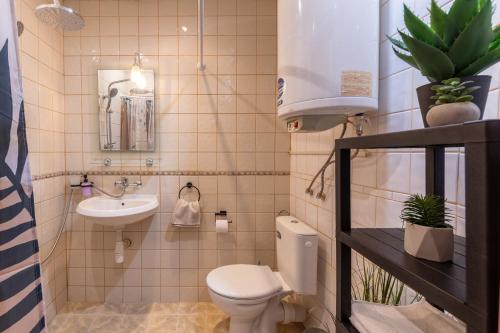 une petite salle de bain avec toilettes et lavabo dans l'établissement The Cozy Hub, Varna, à Varna