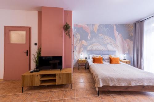 une chambre avec un grand lit et une télévision dans l'établissement The Cozy Hub, Varna, à Varna