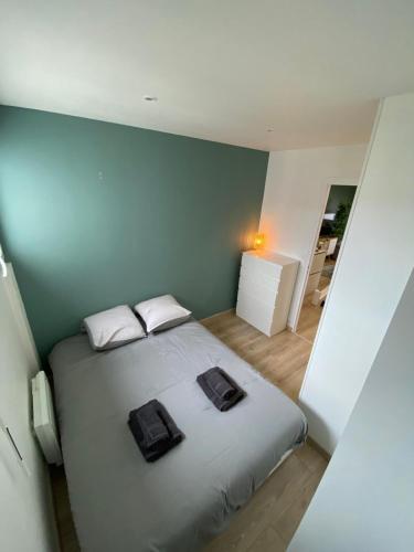 1 dormitorio con 1 cama con 2 toallas en Le Faucon By Nid'Ouest en Rennes