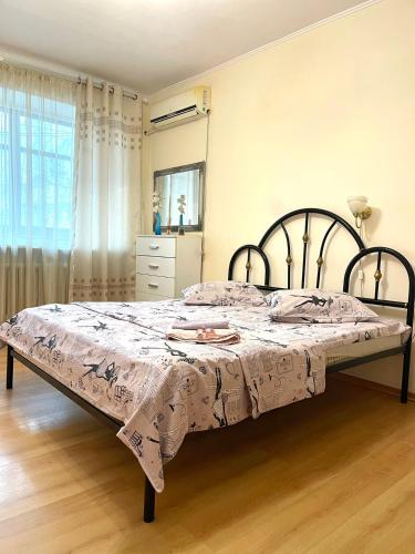 um quarto com uma cama com uma cómoda e uma janela em Пр Дмитра Яворницького 121 ЖД вокзал em Dnipro