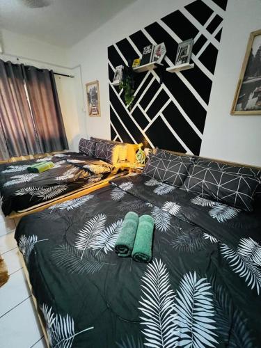 - une chambre avec un lit et 2 oreillers verts dans l'établissement Home Dey, à Bentong
