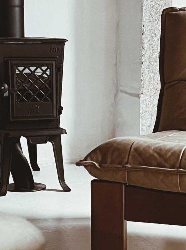 - un salon avec une chaise et une cuisinière dans l'établissement Maison Magda, à Ambierle