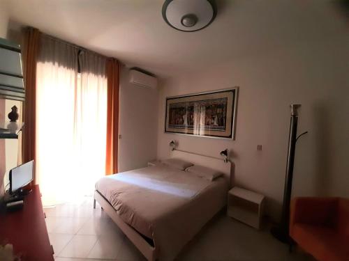 een slaapkamer met een bed en een groot raam bij La Ludocanda in Turijn