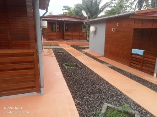 un jardín fuera de una casa con una pasarela en Beachbungalows STP en M. Peixe