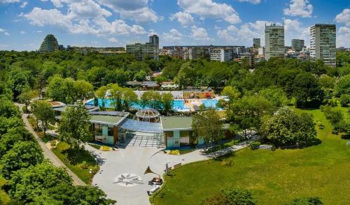 uma vista aérea de um parque com um edifício em SeaView Lazur Apartment em Burgas
