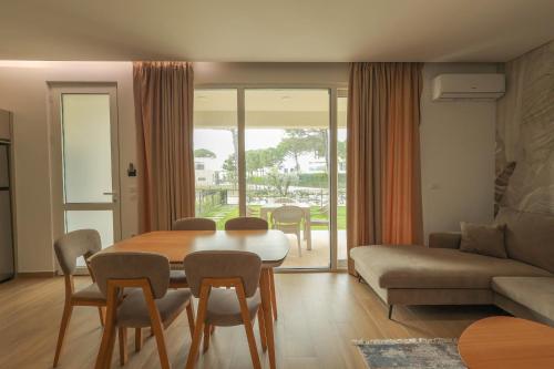 都拉斯的住宿－SanPietro Vacation Rentals，客厅配有桌椅和沙发