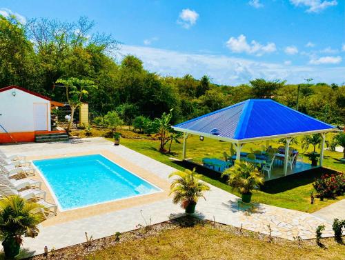 Bazén v ubytování Bungalows Arc en Ciel nebo v jeho okolí