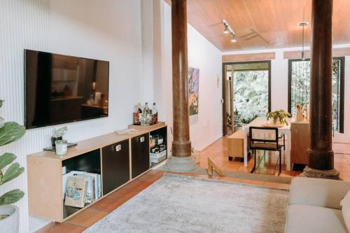 ein Wohnzimmer mit einem Flachbild-TV und einem Sofa in der Unterkunft RN Villa - San Benito in San Salvador