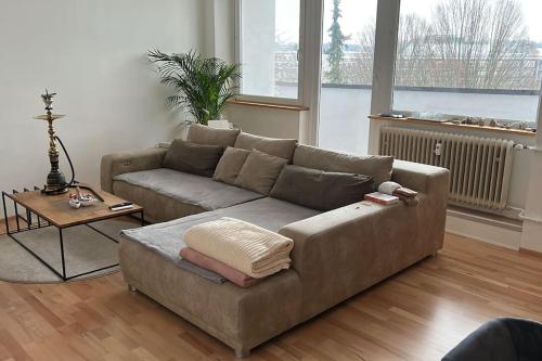 ein Wohnzimmer mit einem Sofa und einem Tisch in der Unterkunft Wels Bahnhoft Stadt 80qm Apartment in Wels