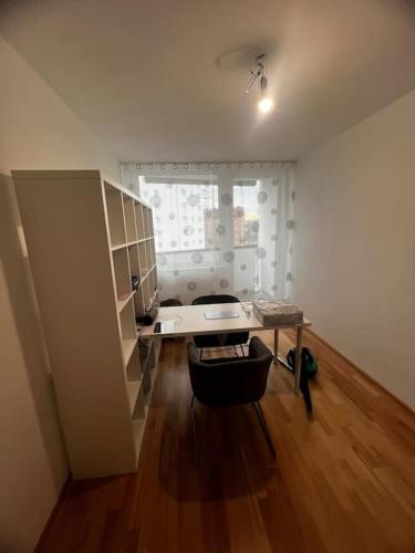 ein leeres Zimmer mit einem Schreibtisch und einem Fenster in der Unterkunft Wels Bahnhoft Stadt 80qm Apartment in Wels