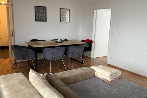 ein Wohnzimmer mit einem Tisch und einem Sofa in der Unterkunft Wels Bahnhoft Stadt 80qm Apartment in Wels