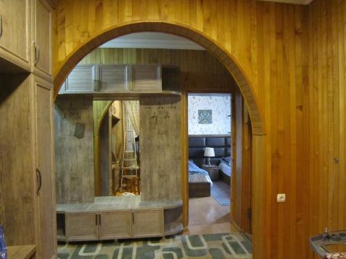 un arco en una habitación con sala de estar en Villa in Tbilisi, en Tiflis