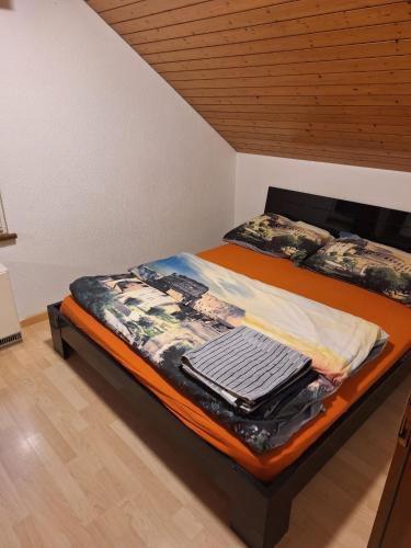 Bett in einem Zimmer mit Holzdecke in der Unterkunft RorschachCity In in Rorschach