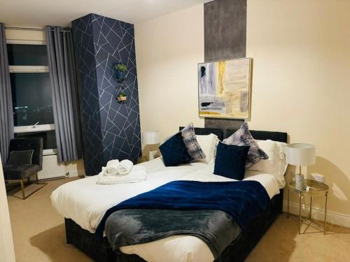 Voodi või voodid majutusasutuse Mesh Accommodation Ashford Town Centre 2 Bed Apartment for Contractors, Families, Relocators with Parking toas