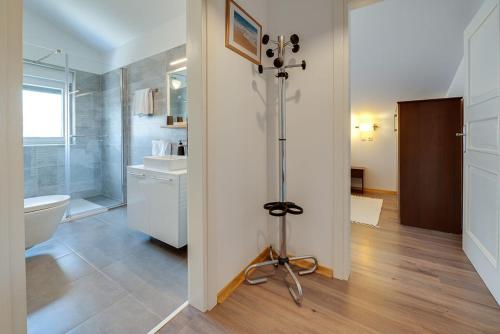 y baño con ducha, aseo y lavamanos. en Bed & Breakfast Došen II, en Baška