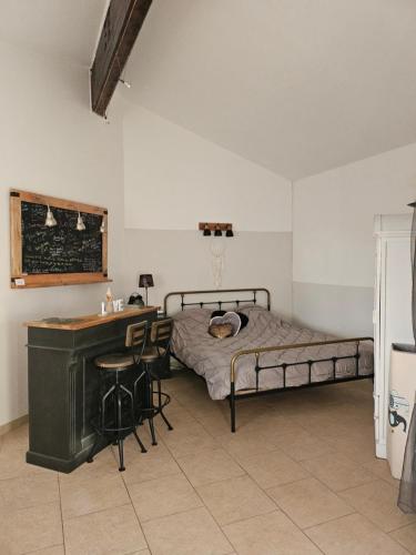 Les Bulles du Font Blanque في Campsas: غرفة نوم بسرير ومكتب وطاولة