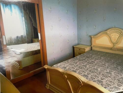 מיטה או מיטות בחדר ב-Шымкент, Север, квартира 2 комнаты