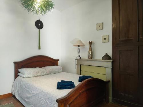 Kaya Rentals في بيلفيس: غرفة نوم عليها سرير وملابس زرقاء