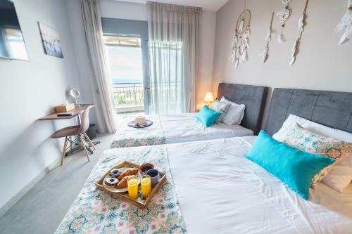 duża sypialnia z 2 łóżkami i stołem w obiekcie Royal Hill Villa - Private Pool - Sleeps 8 w mieście Hersonissos