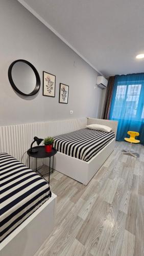 um quarto com 2 camas e um espelho na parede em Party guesthouse for big groups em Tirana