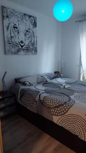 - une chambre avec un lit avec une photo de tigre dans l'établissement Très belle appartement, à Cagnes-sur-Mer