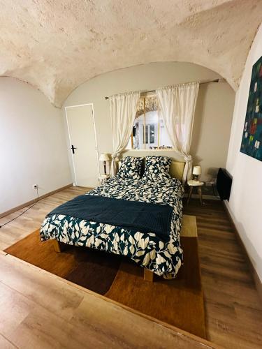 une chambre avec un lit avec une couette noire et blanche dans l'établissement Vattelapesca, à Bastia